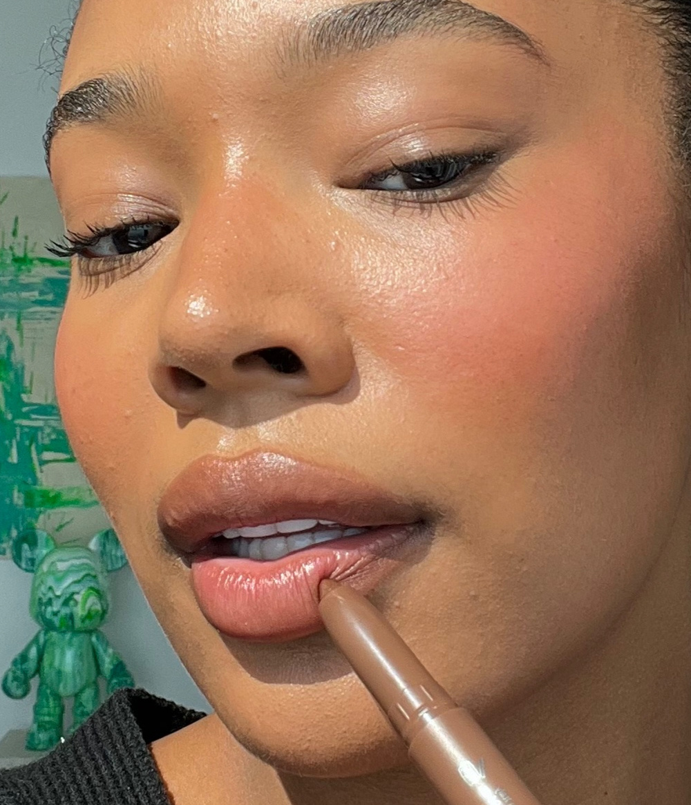 VELVET BROWN LIP CRAYON